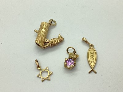 Lot 245 - A Novelty 9ct Gold Woodpecker Charm / Pendant,...