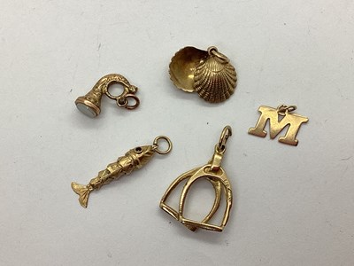 Lot 238 - A Novelty 9ct Gold Horse Stirrups Charm /...