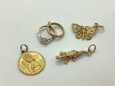 Lot 246 - A Novelty 9ct Gold Articulated Crocodile Charm,...