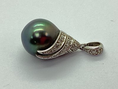 Lot 191 - A Modern 9ct White Gold Peacock Pearl and...