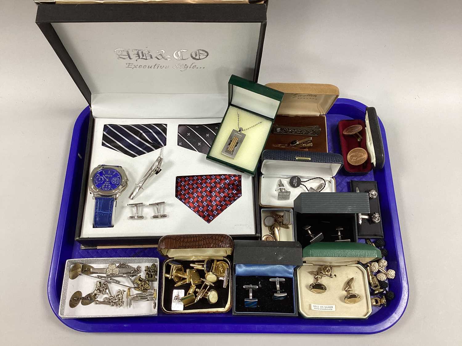 Lot 32 - A Collection of Assorted Gent's Accessories,...
