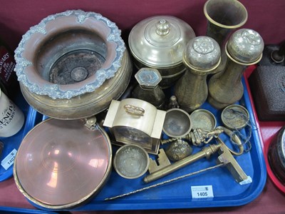 Lot 1405 - Brass items to include bowls, lidded box,...