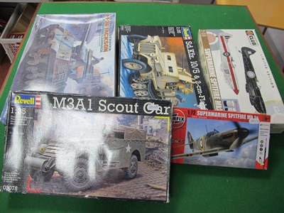 Lot 471 - Five boxed plastic model military themed kits...