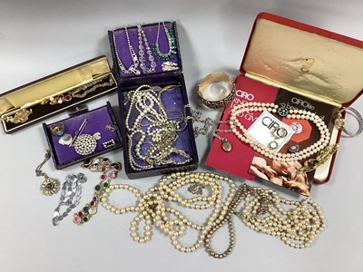 Lot 18 - Vintage and Later Costume Jewellery, including...