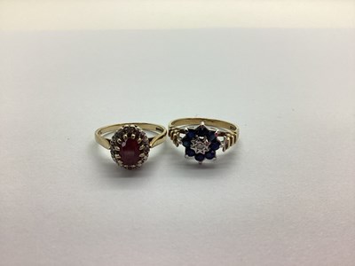 Lot 223 - A 9ct Gold Cluster Ring, oval claw set centre,...