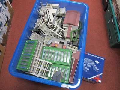 Lot 406 - A Quantity of 'N' Gauge (Madeup) Plastic Kits,...
