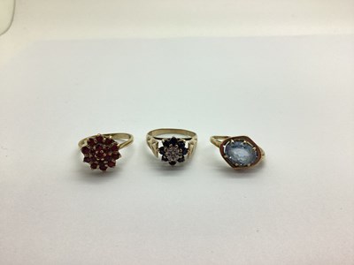 Lot 239 - A 9ct Gold Cluster Dress Ring, claw set;...