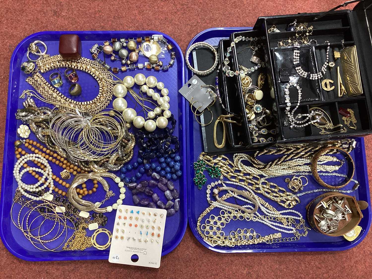 Lot 80 - An Assortment of Costume Jewellery, to include...