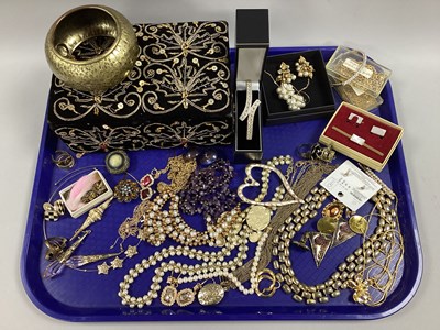 Lot 10 - An Assortment of Modern Costume Jewellery, to...