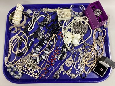 Lot 41 - An Assortment of Modern Costume Jewellery, to...