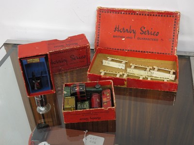 Lot 644 - A small quantity of 1930s Hornby 'O' gauge...