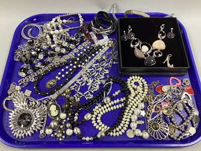 Lot 103 - A Collection of Modern Costume Jewellery; to...