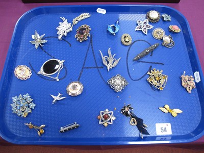 Lot 54 - A Small Collection of Brooches, including...