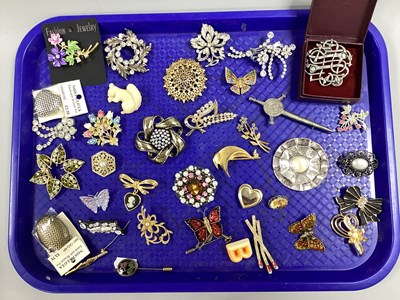 Lot 22 - An Assortment of Costume Brooches and Stick...
